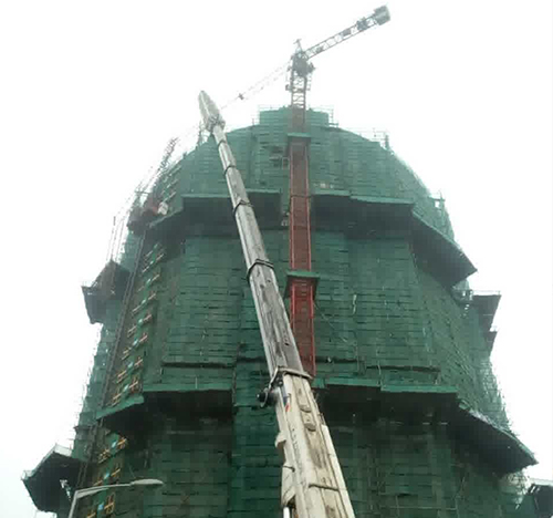 新密吊车在工地上作业